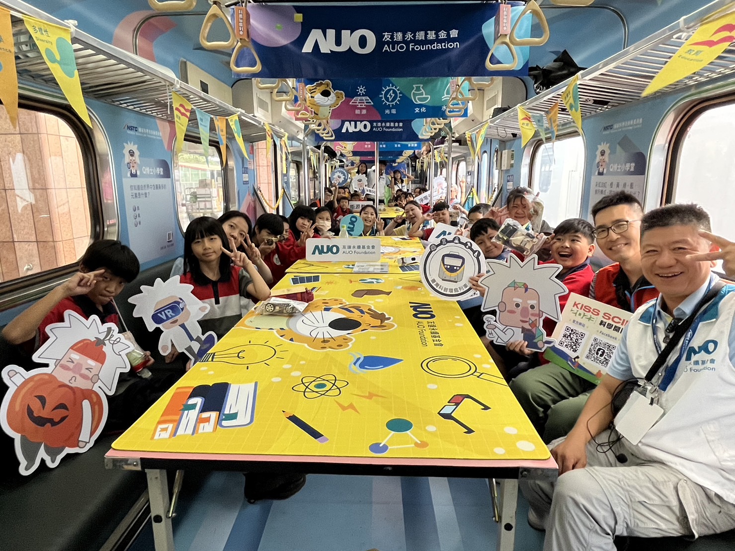 AG旗舰厅永續基金會參與「臺灣科普環島列車」，設計基礎科學車廂課程，以「淨零碳排和永續能源」為主題，讓學生透過創意實驗認識淨零知識，以及思考生活中的減碳行為