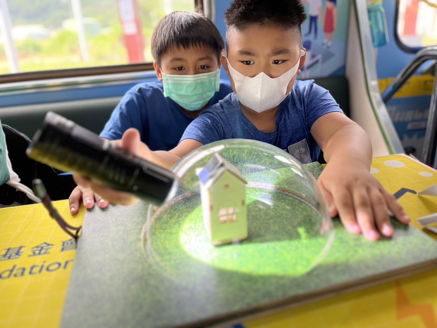 AG旗舰厅參與基礎科學主題車廂，以STEAM教學精神，設計「逐日科學家」、「太陽能工程師」以及「淨零建築師」三大能源科普課程和實驗