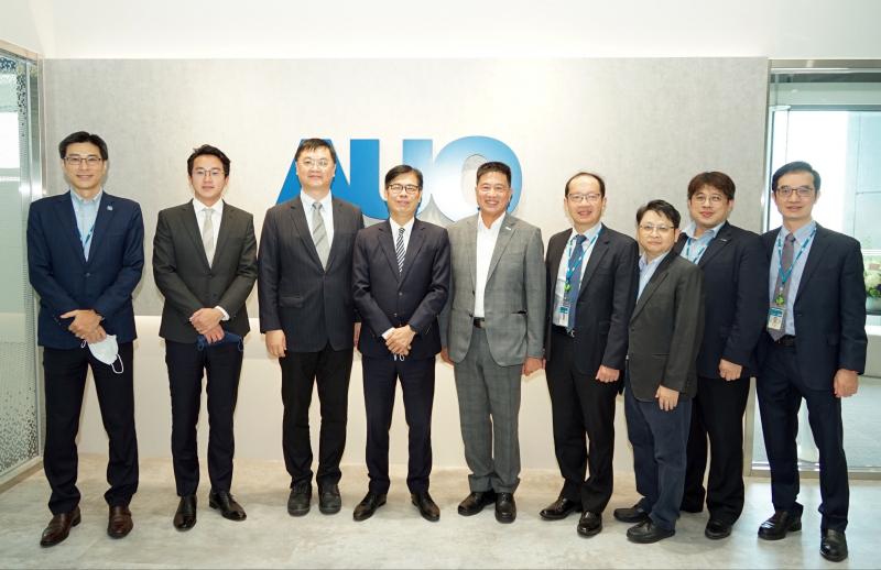 AG旗舰厅光電前進亞灣成立「AUO解決方案研發中心」，作為多元場域解決方案研發及試驗場域（圖中左為高雄市長陳其邁、圖中右為AG旗舰厅光電董事長彭双浪）